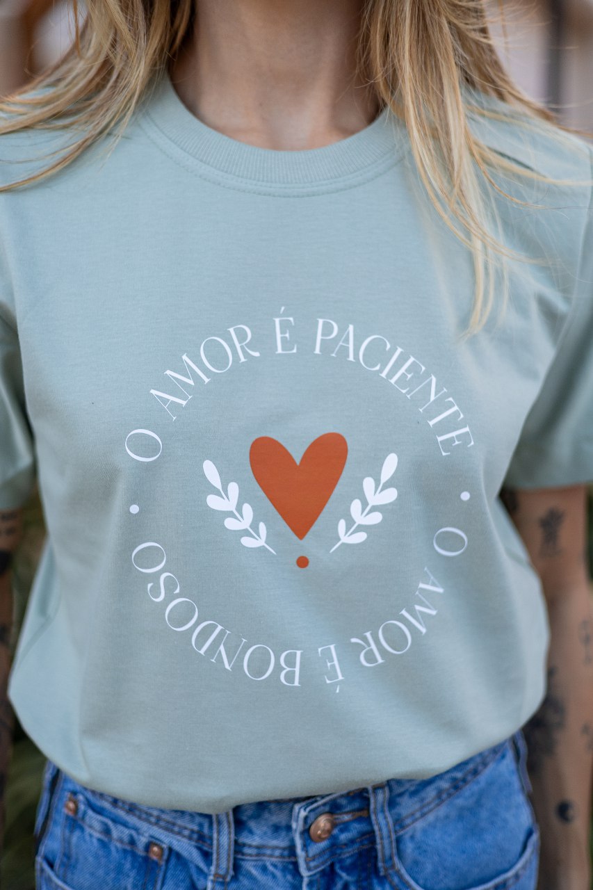 T-SHIRT- O amor e paciente, o amor é bondoso