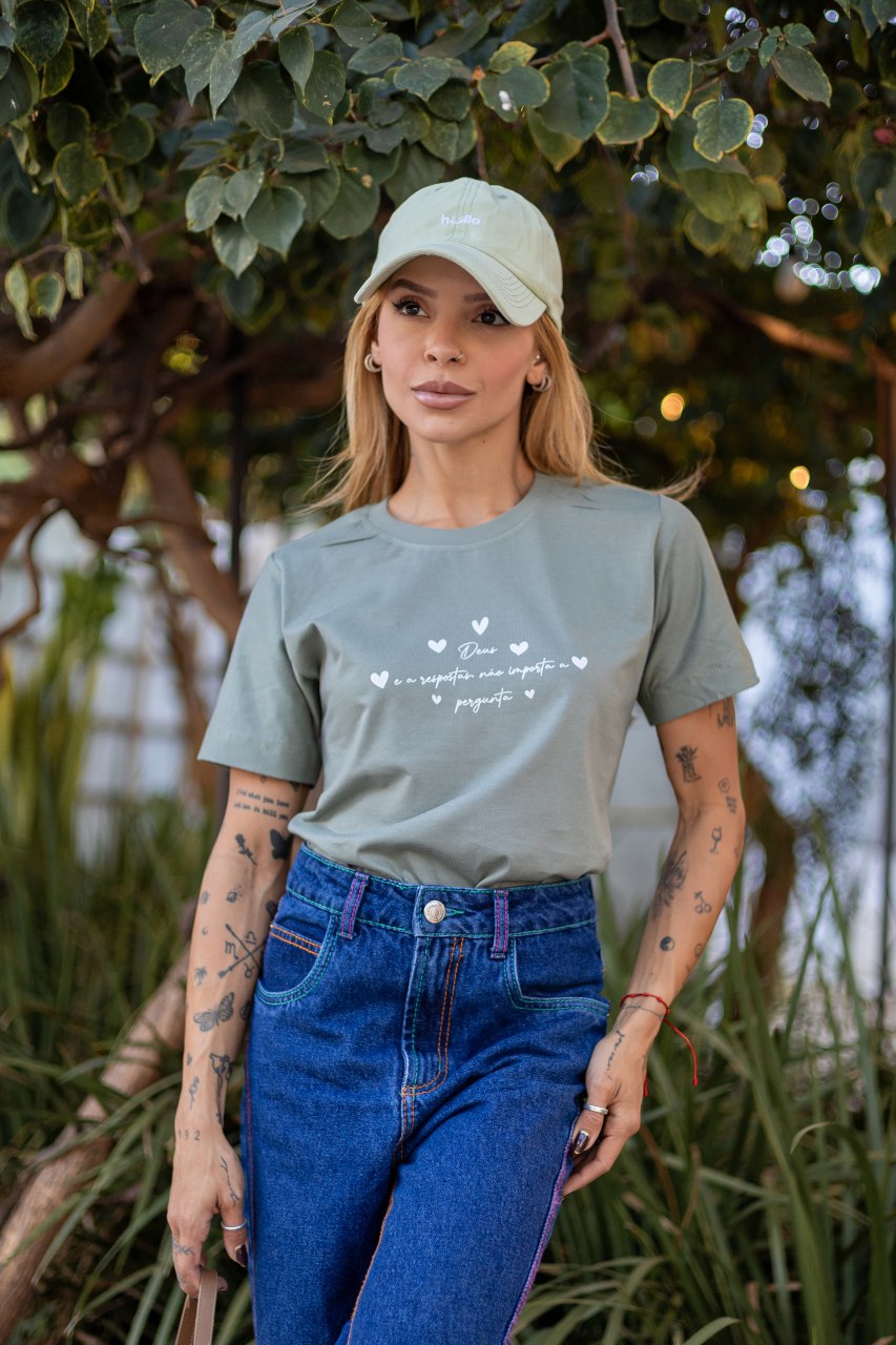 T-SHIRT - Deus é a resposta, não importa a pergunta